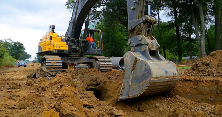 HEAVY EQUIPMENT SAFETY TIPS